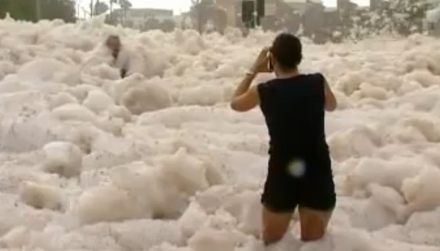 Australija: Morska pjena prekrila grad (VIDEO) | Crometeo